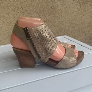 Sofft suede perforated tan glittery sandals size 6M